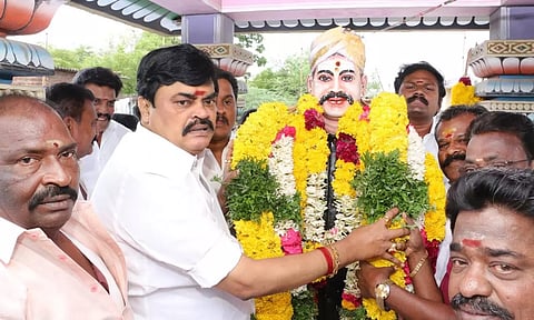 வ.உ.சிதம்பரனார் சிலைக்கு முன்னாள் அமைச்சர் மரியாதை