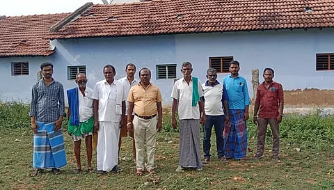 குடியிருப்பு பகுதியில் கால்வாய் அமைக்க எதிர்ப்பு தெரிவித்து ஜலகண்டாபுரம் பெரிய ஏரி கிணறு பகுதியில் திரண்ட விவசாயிகள்.