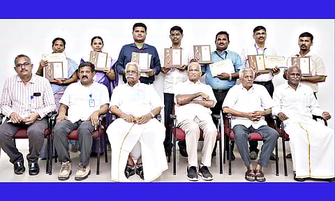 மன்னர் திருமலை நாயக்கர் கல்லூரியில் நடைபெற்ற முப்பெரும் விழாவில் விருது வழங்கி கவுரவிக்கப்பட்ட பேராசிரியர்களுடன் கல்லூரி நிர்வாகத்தினர் உள்ளனர்.