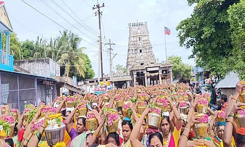 பண்ருட்டி அடுத்த தட்டாஞ்சாவடி காளியம்மன் கோவில் செடல் உற்வசத்தை முன்னிட்டு இன்று 1008 பால்குட ஊர்வலம் நடந்தது.