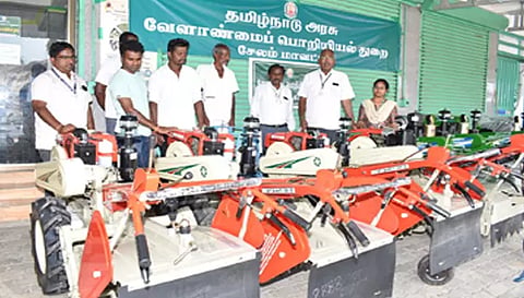 சங்ககிரி வேளாண்மை பொறியியல் துறை உதவி செயற்பொறியாளர் அலுவலகத்தில் அரசு மானியத்தில் விவசாயிகளுக்கு வழங்கப்பட்ட பவர் டில்லர்களை சங்ககிரி உதவி செயற்பொறியாளர் மூர்த்தி மற்றும் உதவி பொறியாளர்கள் பார்வையிட்டனர்.