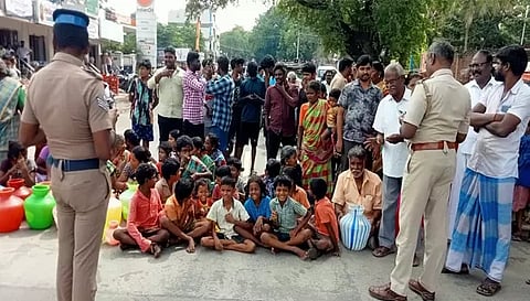 சாலை மறியலில் ஈடுபட்டவர்களிடம் போலீசார் பேச்சுவார்த்தை நடத்திய காட்சி.