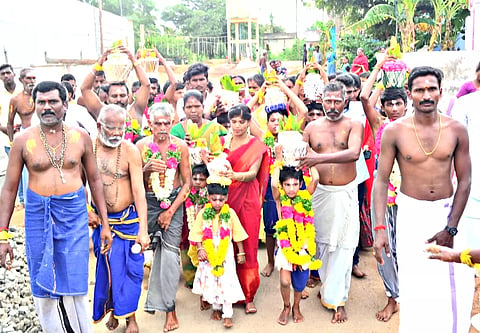 கட்டச்சேலை பட்டியில் கிருஷ்ண ஜெயந்தி விழாவை முன்னிட்டு பக்தர்கள் பால்குடம் எடுத்து வந்தபோது எடுத்த படம்.