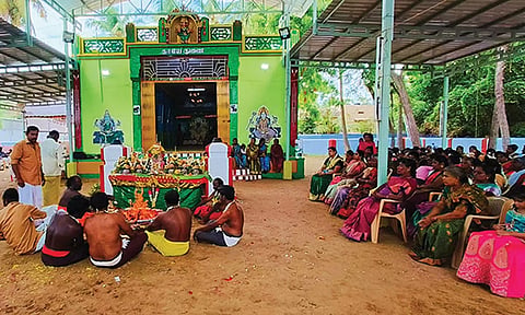 முத்தாரம்மன், ஸ்ரீ உச்சினி மாகாளியம்மன் கோவில் கொடை விழாவில் யாகசாலை பூஜை நடைபெற்ற காட்சி.