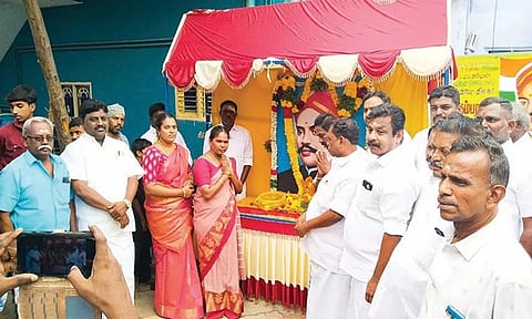 சங்கரன்கோவிலில் வ.உ.சி. படத்திற்கு அ.தி.மு.க.வினர் மரியாதை-முன்னாள் அமைச்சர் ராஜலெட்சுமி பங்கேற்பு