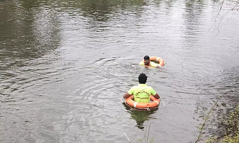 வாய்க்காலில் அடித்து செல்லப்பட்ட பெண்ணை 2-வது நாளாக தேடும் பணி தீவிரம்