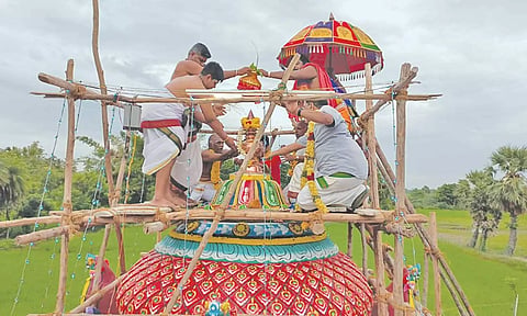 கோபுர கலசங்களில் புனிதநீர் ஊற்றி கும்பாபிஷேகம் நடைபெற்றது.