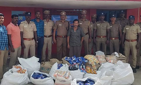 மீஞ்சூர் அருகே குட்கா பதுக்கி விற்பனை செய்தவர் கைது