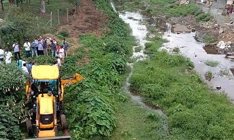 வடகிழக்கு பருவமழை முன் எச்சரிக்கை: சென்னையில் நீர்நிலைகள் தூர்வாரும் பணி தீவிரம்