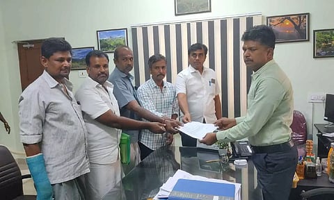 வன அதிகாரியிடம் விவசாயிகள் மனு அளித்தக் காட்சி.