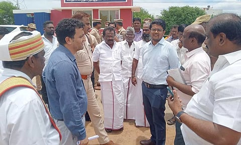  பரமக்குடி இமானுவேல் சேகரன் நினைவிடத்தில் ஏற்பாடுகளை கலெக்டர் விஷ்ணு சந்திரன், போலீஸ் சூப்பிரண்டு தங்கதுரை ஆய்வு செய்தனர்.