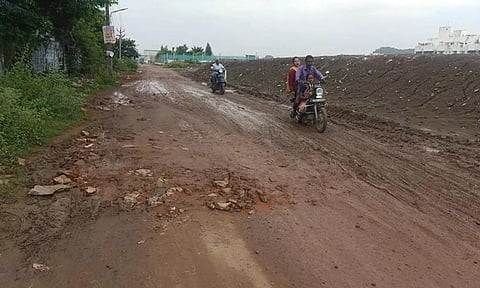 8 ஆண்டாக சாலை அமைக்காததால் மண் பாதையாக மாறியது: பொதுமக்கள்-வாகன ஓட்டிகள் அவதி