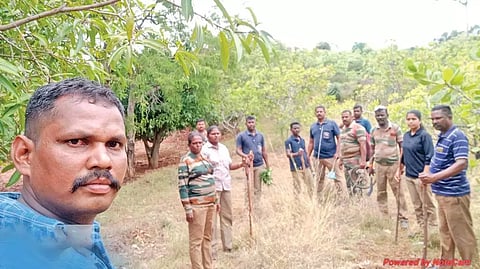 கரடியை வனப்பகுதிக்குள் விரட்டிய வனத்துறை குழுவினரை படத்தில் காணலாம்.