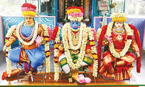 கிருஷ்ணர் ராதா-ருக்குமணி சமேதமாக பக்தர்களுக்கு அருள்பாலித்தார்.
