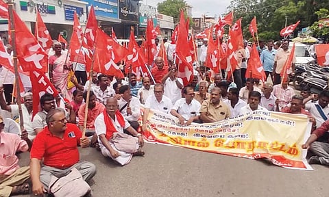 விலைவாசி உயர்வை கட்டுப்படுத்த கோரி நெல்லையில், மார்க்சிஸ்ட் கம்யூனிஸ்டு கட்சியினர் சாலை மறியல்-120 பேர் கைது