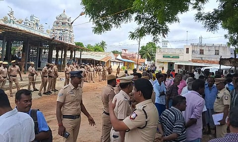 பேளுக்குறிச்சி மாரியம்மன் கோவிலுக்குள் வழிபட முயன்ற பட்டியலின மக்கள்- போலீசார் தடுத்து நிறுத்தியதால் போராட்டம்