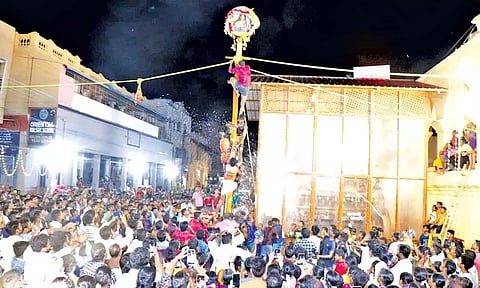 வழுக்கு மரம் ஏறும் வாலிபர்கள்.