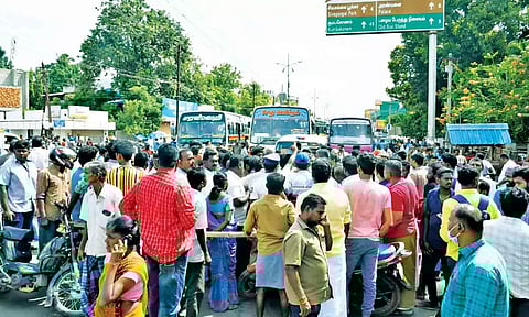 தஞ்சாவூர் மருத்துவ சாலையில் மறியல் போராட்டத்தில் ஈடுபட்ட பொதுமக்கள்.