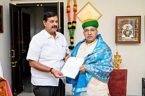 ெடல்லியில், மத்திய சட்டத்துறை மந்திரி அர்ஜூன் ராம் மேக்வாலிடம், அசோக்பாபு எம்.எல்.ஏ., மனு அளித்த காட்சி.