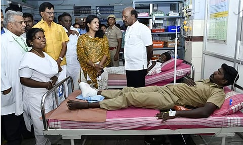தேனி அரசு மருத்துவக்கல்லூரி மருத்துவமனையில் அமைச்சர் மா.சுப்பிரமணியன் ஆய்வு செய்தார். அருகில் மாவட்ட கலெக்டர் ஷஜீவனா மற்றும் பலர் உள்ளனர்.