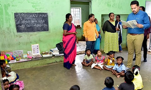 வகுப்பறையில் பள்ளி மாணவர்களுக்கு பாடம் எடுத்த கலெக்டர்