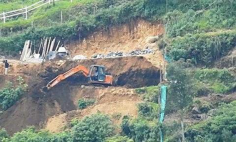 கொடைக்கானலில் தடைசெய்யப்பட்ட எந்திரங்கள் மூலம் பணிகள் நடைபெற்று வருவதை படத்தில் காணலாம்.