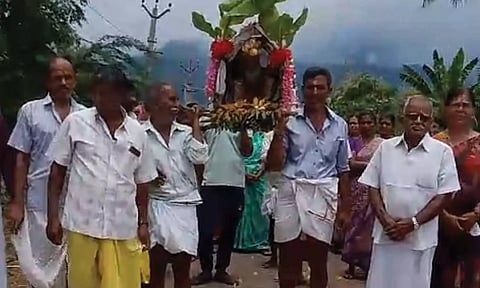 மழை பெய்ய வேண்டி இறந்த கழுகுக்கு பாடை கட்டி இறுதி சடங்கு செய்த கிராம மக்கள்- பவானி ஆற்றில் அஸ்தியை கரைத்தனர்