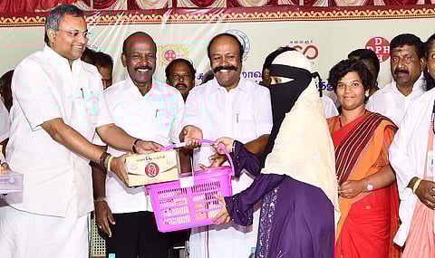 பிரான்மலையில் நடந்த விழாவில் அமைச்சர்கள் பெரியகருப்பன், சுப்பிரமணியின் ஆகியோர் பயனாளிகளுக்கு நலத்திட்ட உதவிகளை வழங்கினர். அருகில் கலெக்டர் ஆஷா அஜீத், கார்த்தி சிதம்பரம் எம்.பி., மாங்குடி எம்.எல்.ஏ. ஆகியோர் உள்ளனர்.