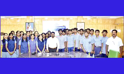 கலந்துரையாடல் நிகழ்ச்சியில் பங்கேற்ற மாணவ-மாணவிகளுடன் கலெக்டர் ெஜயசீலன்