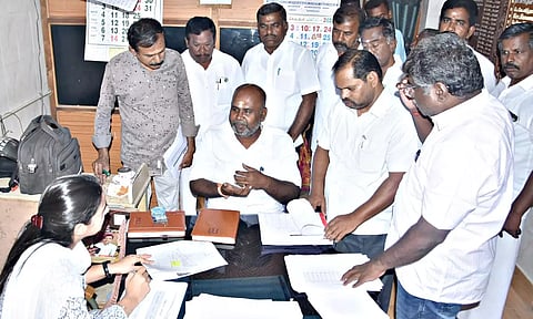 திருமங்கலத்தில் நடந்த வளர்ச்சிப்பணிகள் குறித்த ஆய்வுக்கூட்டத்தில் ஆர்.பி.உதயகுமார் எம்.எல்.ஏ. கலந்து கொண்டார். 