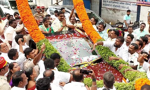 கிரேன் மூலம் 60 அடி மாலை 