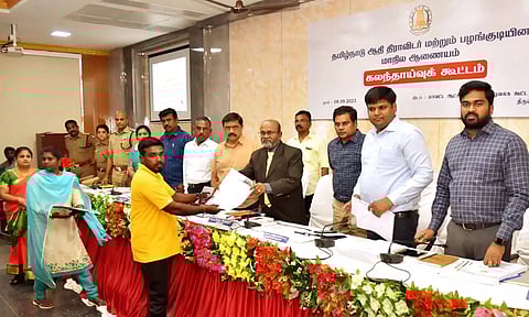  கூட்டத்தில் வன்கொடுமை தடுப்பு சட்டத்தின் கீழ் பதியப்பட்ட வழக்கில் பாதிக்கப்பட்டவர்களுக்காக வழங்கப்படக்கூடிய நிவாரணத் தொகையை ஆணையத் தலைவர் சிவக்குமார் வழங்கினார்.