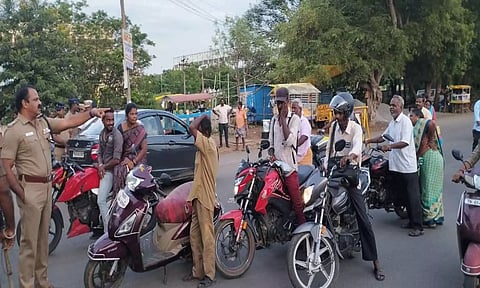 போக்குவரத்து விதிகளை கடைபிடிக்க வேண்டும்