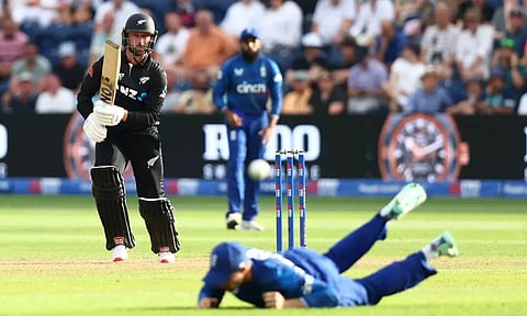 கான்வே, மிட்செல் அபார சதம் - முதல் ஒருநாள் போட்டியில் இங்கிலாந்தை வென்றது நியூசிலாந்து