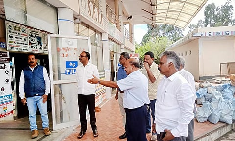 பஸ்நிலைய பகுதியில் அதிகாரிகள் ஆய்வு செய்தனர்.