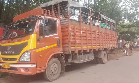கேரளாவில் இருந்து கழிவு பொருட்களை ஏற்றி வந்த லாரியை விரட்டி பிடித்த பொதுமக்கள்