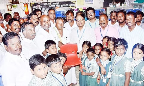 அரசு தொடக்கப்பள்ளிக்கு கல்வி உபகரணங்கள்