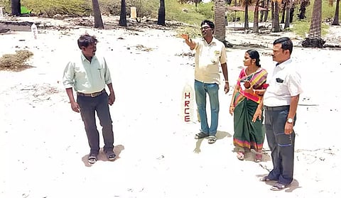 முன்னேற்பாடு குறித்து அதிகாரிகள் ஆய்வு செய்த காட்சி.