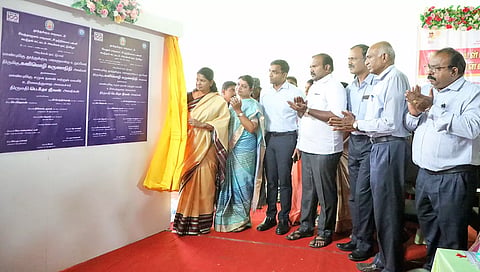 பள்ளிகளில் கூடுதல் வகுப்பறை கட்டிடங்களுக்கான கல்வெட்ைட கனிமொழி எம்.பி., அமைச்சர் கீதாஜீவன் திறந்து வைத்த காட்சி. அருகில் கலெக்டர் செந்தில்ராஜ், மேயர் ஜெகன் பெரியசாமி ஆகியோர் உள்ளனர்.