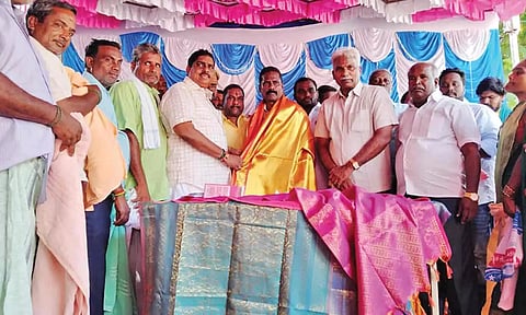 பதவியேற்ற நிர்வாகிகளுக்கு அமைச்சர் நமச்சிவாயம் சால்வை அணிவித்து வாழ்த்து தெரிவித்த காட்சி. 