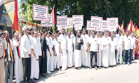 டோல்கேட்டில் தே.மு.தி.க. சார்பில் மனித சங்கிலி போராட்டம்
