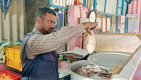 மீன் கடையில் உணவு பாதுகாப்பு அதிகாரி ஆய்வு செய்தபோது எடுத்த படம்.