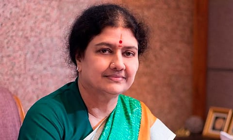 சென்னை போயஸ்கார்டன் இல்லத்தில் தொண்டர்களை சந்திக்கும் சசிகலா