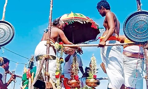 கோபுர கலசங்களில் புனிதநீர் ஊற்றி கும்பாபிஷேகம் நடந்தது.