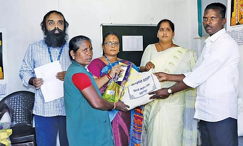 தூய்மை பணியாளர்களுக்கு நலத்திட்ட உதவிகள் வழங்கப்பட்டது.