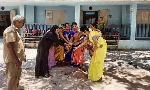 நிகழச்சியின்போது மரக்கன்றுகள் நட்டக் காட்சி.