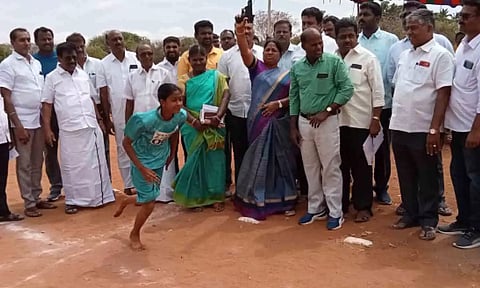 விளையாட்டுப் போட்டியை அமைச்சர் கயல்விழி செல்வராஜ் தொடங்கி வைத்தக் காட்சி.