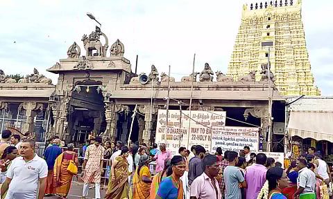விடுமுறை நாளான இன்று பக்தர்களின் வருகை குறைந்த அளவே காணப்பட்டது. 
