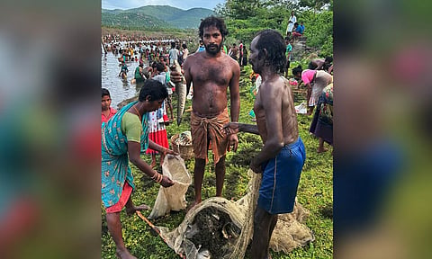 குளத்தில் மீன்கள் பிடித்த வாலிபர்கள்.