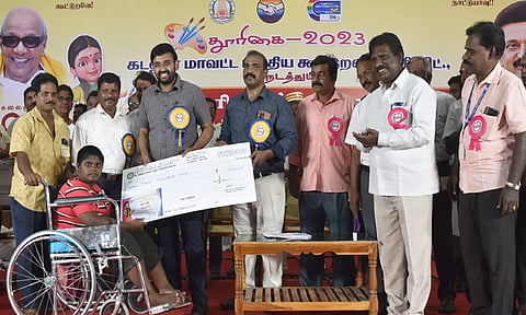 ஓவிய போட்டியில் வெற்றி பெற்றவர்களுக்கு கலெக்டர் அருண்தம்புராஜ் பரிசு வழங்கி பாராட்டினார்.